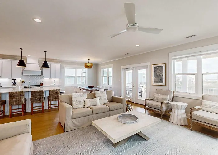 Sprawling Retreat With An Enclosed Pool Large Balcony Outdoor Shower & W&d Holiday home