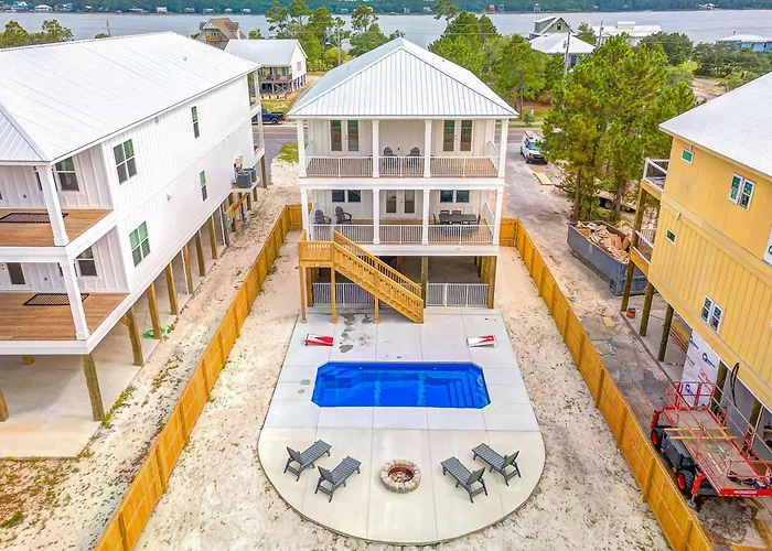 Holiday home Sprawling Retreat With An Enclosed Pool Large Balcony Outdoor Shower & W&d Gulf Shores
