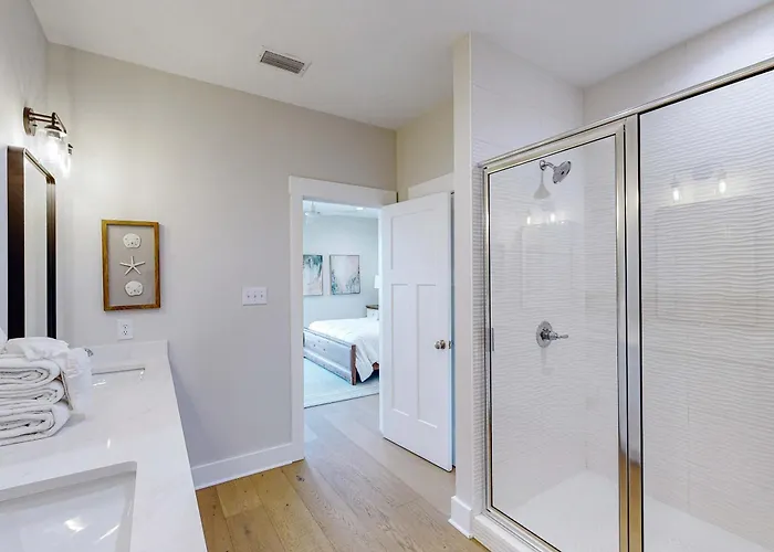 Sprawling Retreat With An Enclosed Pool Large Balcony Outdoor Shower & W&d Holiday home *