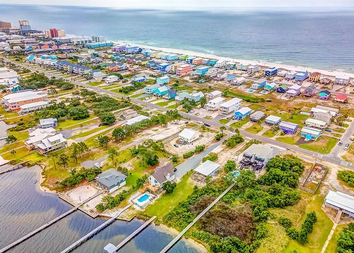 Holiday home Sprawling Retreat With An Enclosed Pool Large Balcony Outdoor Shower & W&d *
