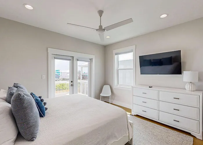 Sprawling Retreat With An Enclosed Pool Large Balcony Outdoor Shower & W&d * Gulf Shores