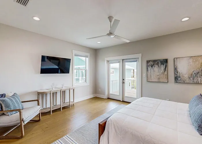 Holiday home Sprawling Retreat With An Enclosed Pool Large Balcony Outdoor Shower & W&d