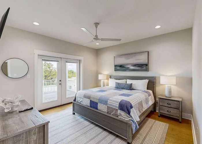 Sprawling Retreat With An Enclosed Pool Large Balcony Outdoor Shower & W&d Gulf Shores