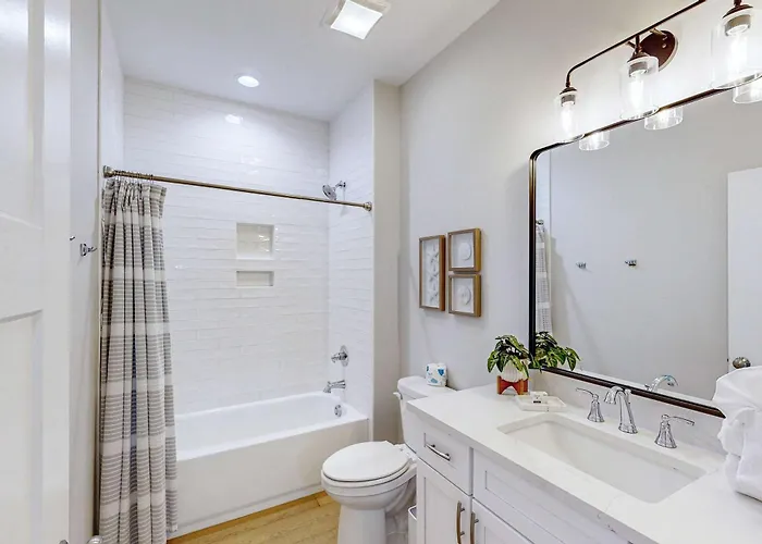 Sprawling Retreat With An Enclosed Pool Large Balcony Outdoor Shower & W&d