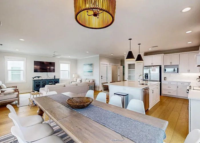Sprawling Retreat With An Enclosed Pool Large Balcony Outdoor Shower & W&d Holiday home *
