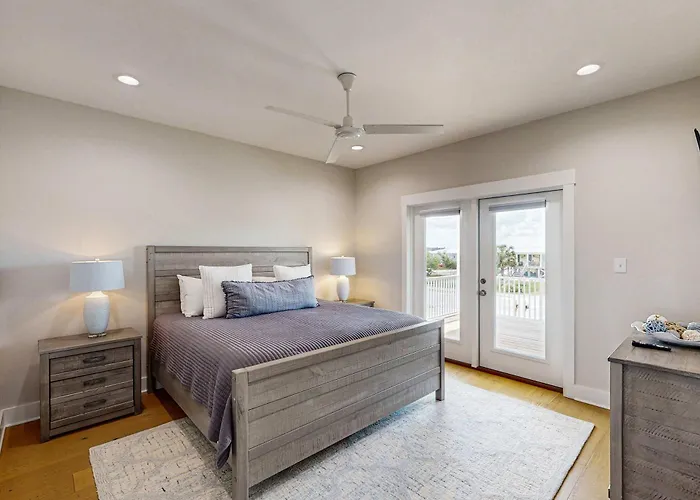 Sprawling Retreat With An Enclosed Pool Large Balcony Outdoor Shower & W&d Holiday home Gulf Shores
