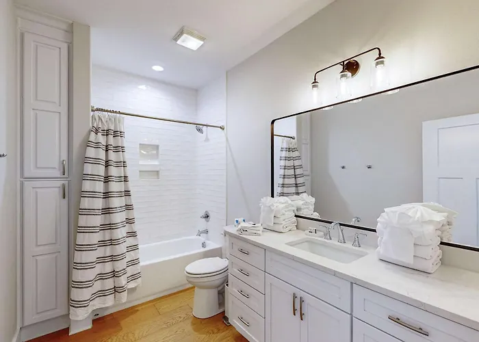 Sprawling Retreat With An Enclosed Pool Large Balcony Outdoor Shower & W&d Holiday home Gulf Shores