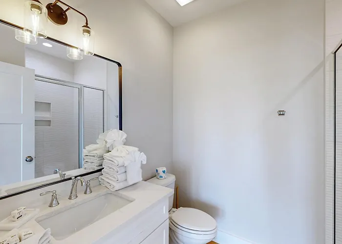 Sprawling Retreat With An Enclosed Pool Large Balcony Outdoor Shower & W&d * Gulf Shores