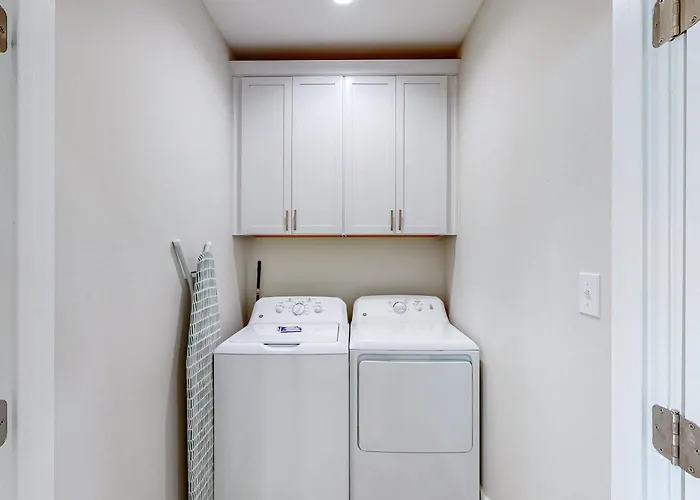 Sprawling Retreat With An Enclosed Pool Large Balcony Outdoor Shower & W&d Holiday home *