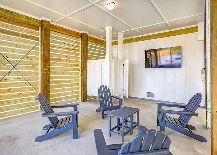 Holiday home Sprawling Retreat With An Enclosed Pool Large Balcony Outdoor Shower & W&d