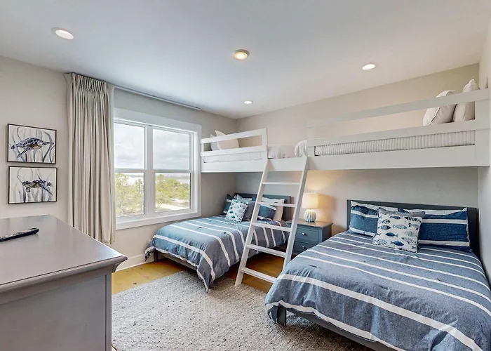 Holiday home Sprawling Retreat With An Enclosed Pool Large Balcony Outdoor Shower & W&d Gulf Shores