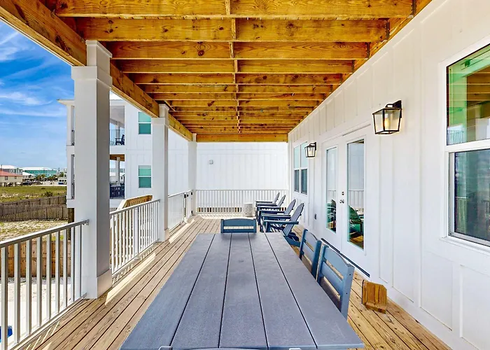 Holiday home Sprawling Retreat With An Enclosed Pool Large Balcony Outdoor Shower & W&d
