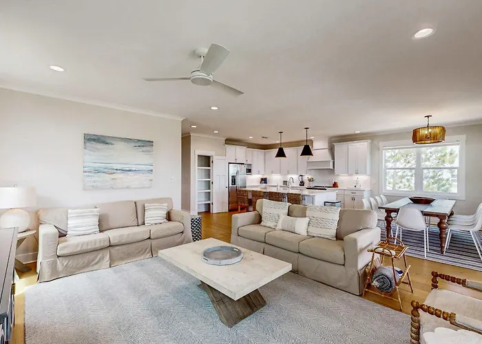 Holiday home Sprawling Retreat With An Enclosed Pool Large Balcony Outdoor Shower & W&d *
