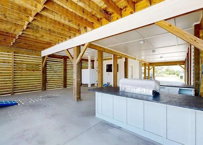 Sprawling Retreat With An Enclosed Pool Large Balcony Outdoor Shower & W&d Holiday home *