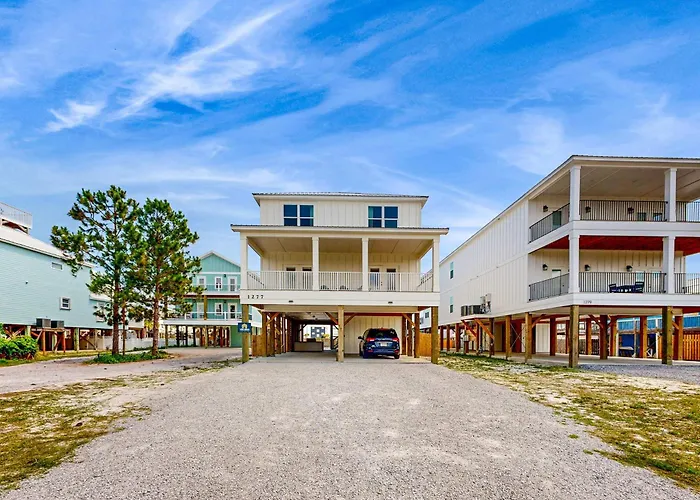Holiday home Sprawling Retreat With An Enclosed Pool Large Balcony Outdoor Shower & W&d *
